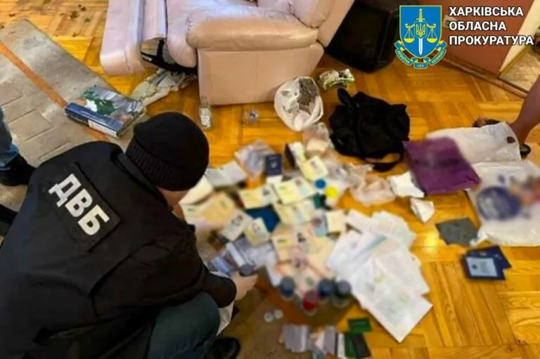 Прокуратура підозрює групу людей у підробці документів з місячним оборотом у майже 1 млн грн  