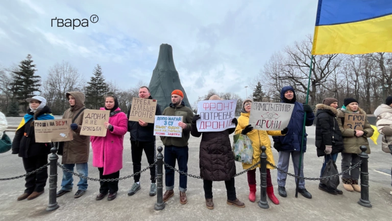 «Гроші на ЗСУ»: містяни зібрались на акцію у середмісті Харкова — фото