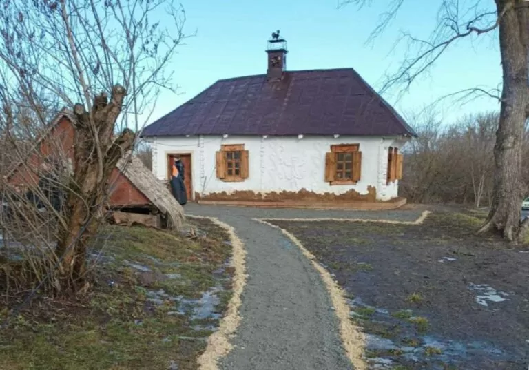 На Харківщині 100-річну мазанку в селі перетворили на громадський простір