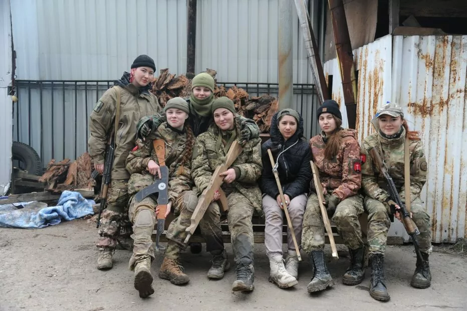 зображення до посту: Фейк. На Львівщині проводять військову підготовку для 14-річних дівчат