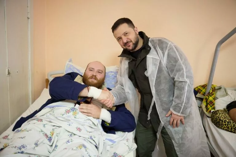 Зеленський відвідав поранених військових у харківському шпиталі