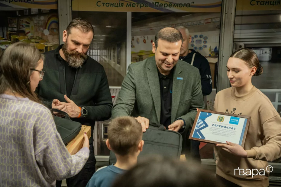 зображення до посту: Міністр освіти Оксен Лісовий відвідав «метрошколу» в Харкові — фото
