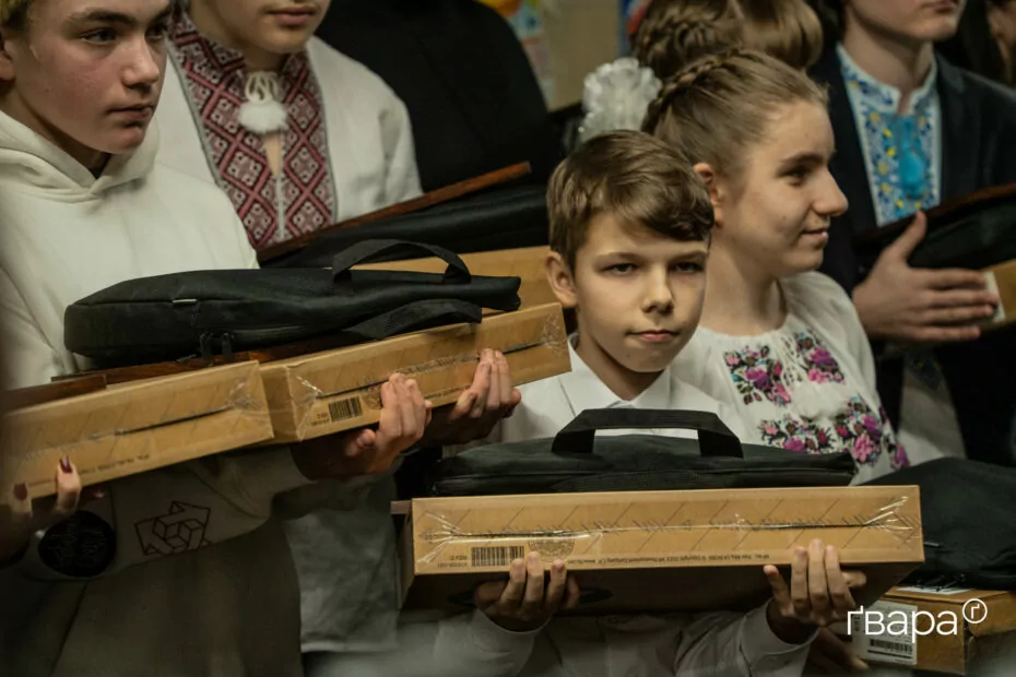 зображення до посту: Міністр освіти Оксен Лісовий відвідав «метрошколу» в Харкові — фото