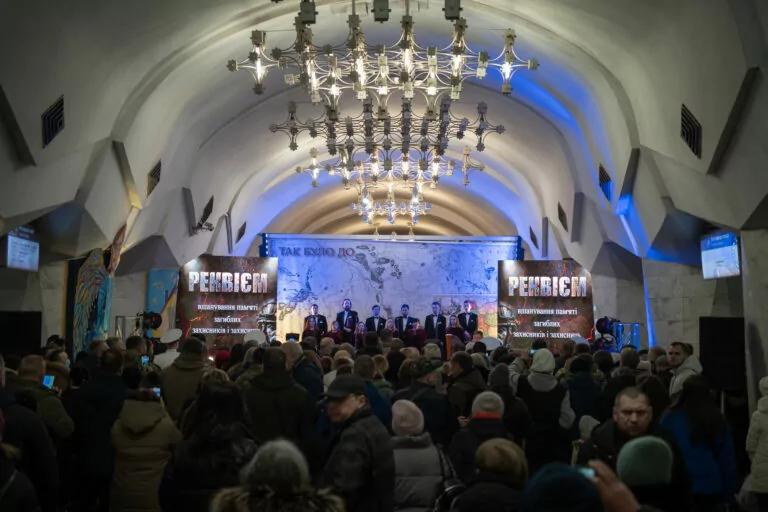 У харківському метрополітені вшанували пам’ять загиблих спортсменів, які боронили місто – фото