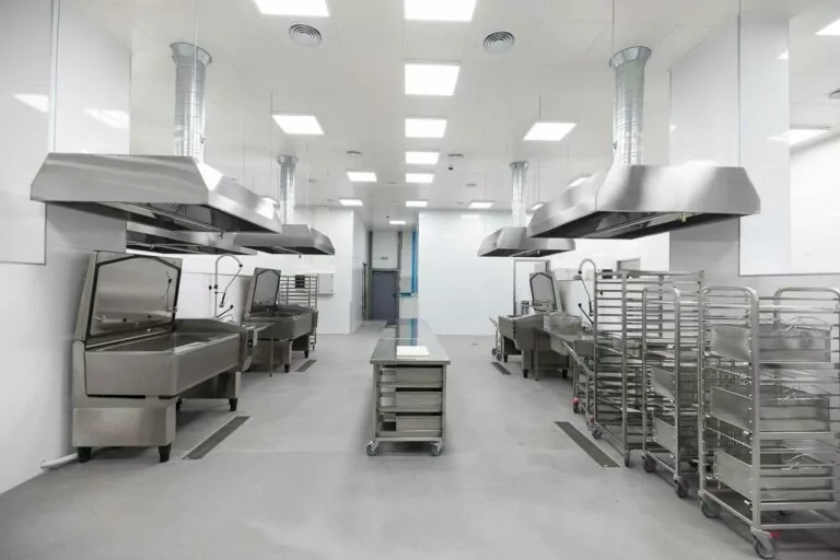 У Лозівському районі реконструюють харчоблоки у 27 закладах освіти
