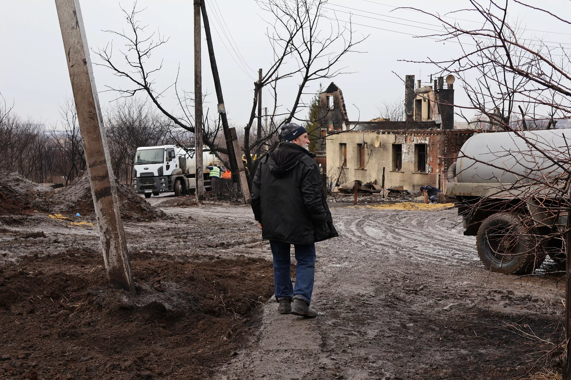 Тривають ремонтні роботи на вулиці, яка постраждала внаслідок обстрілів 9 лютого