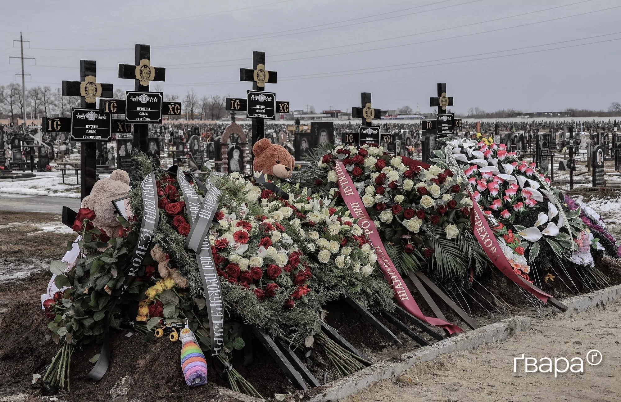 У Харкові поховали сім'ю, яка загинула внаслідок обстрілу 9 лютого