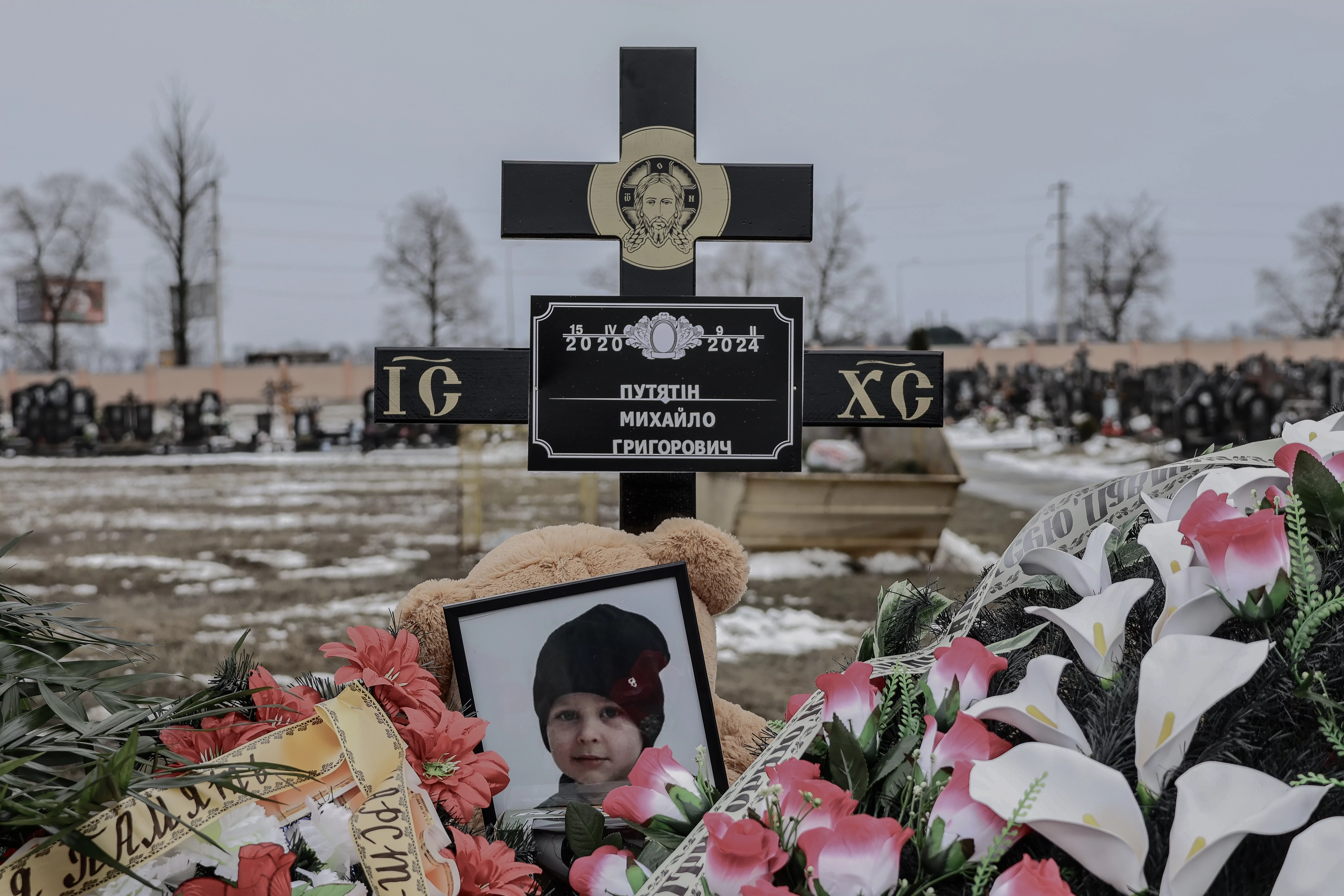 У Харкові поховали сім'ю, яка загинула внаслідок обстрілу 9 лютого