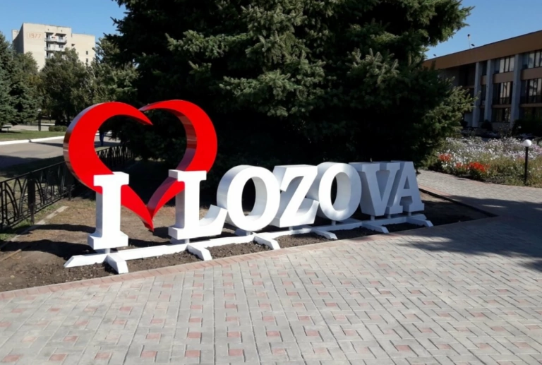 Росіяни вдарили по Лозовій на Харківщині: троє людей поранено