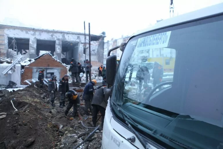 У багатоповерхівці на вулиці Бакуліна відновили світло після обстрілів 2 січня