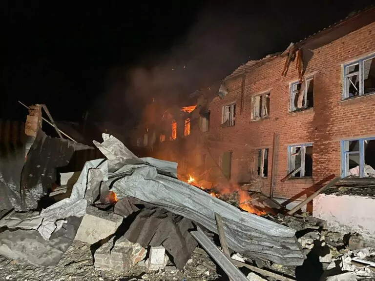 Росіяни влучили по будівлі медзакладу на Харківщині