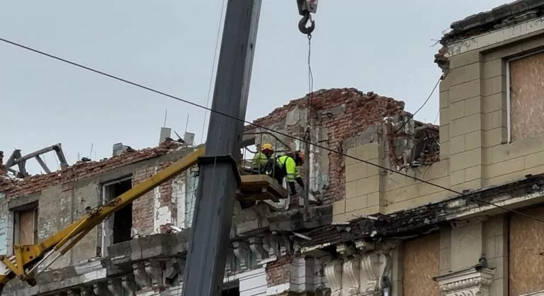 У центрі Харкова демонтують бетонні конструкції в Палаці Праці