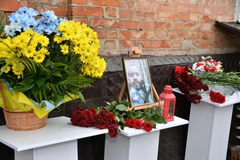 У харківських навчальних закладах відкрили меморіальні дошки загиблим випускникам