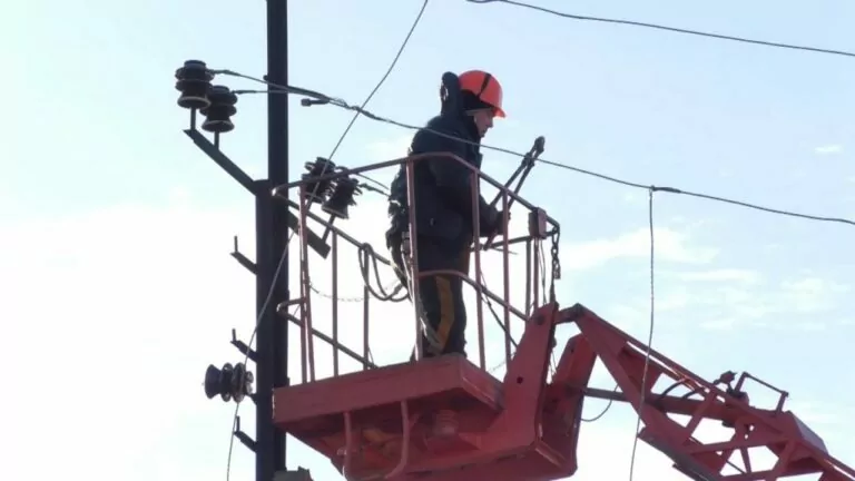 У Золочеві повернули світло понад 1500 споживачам, знеструмлених через обстріл