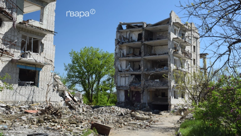 В Ізюмі за майже 11 млн грн демонтують знищену російськими авіабомбами п’ятиповерхівку