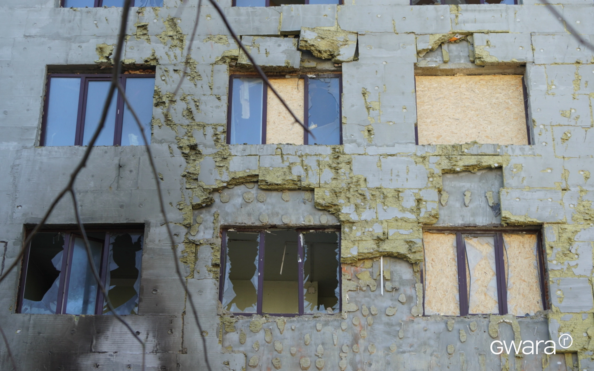 зображення до посту: Utility Workers Eliminating Consequences of Nighttime Russian Drone Attack in Kharkiv — In Photos