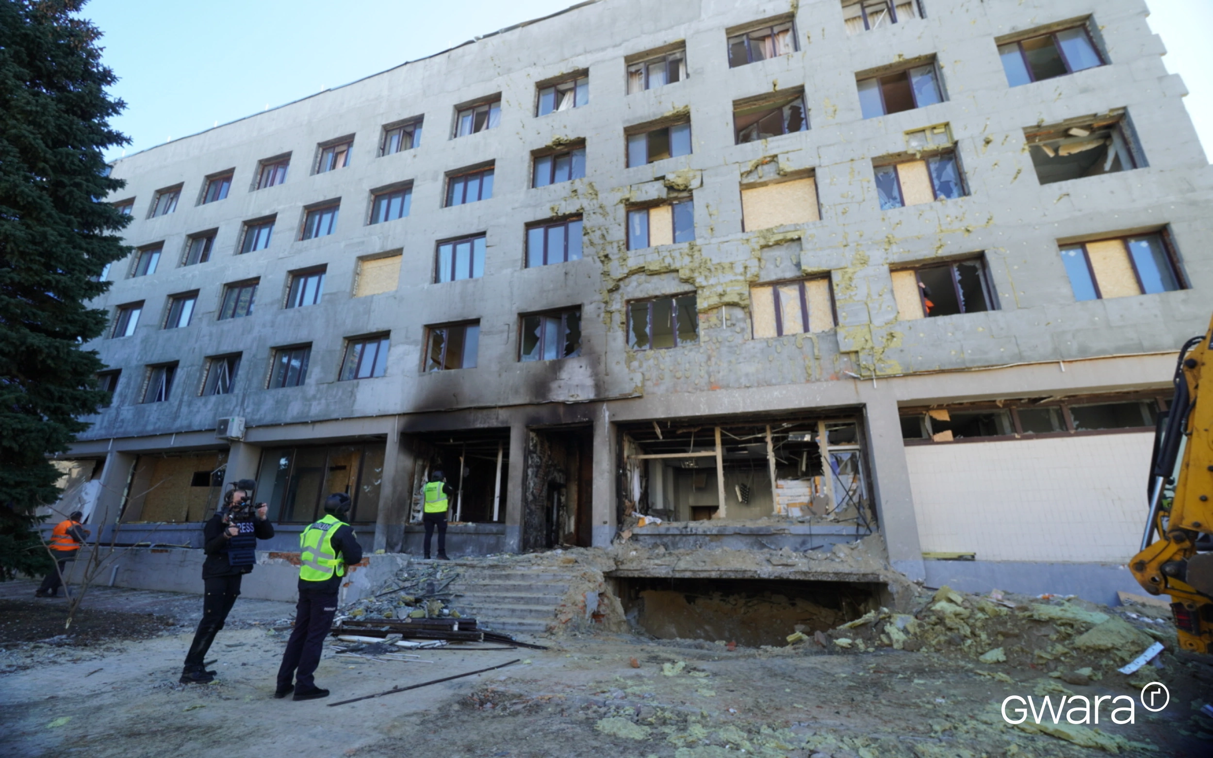 зображення до посту: Utility Workers Eliminating Consequences of Nighttime Russian Drone Attack in Kharkiv — In Photos