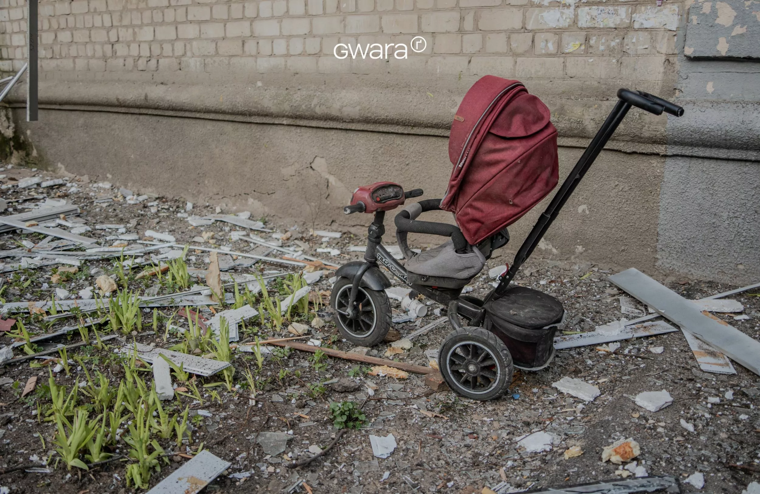 зображення до посту: In Photos: Russian Attack on Residential Area of Kharkiv Killed One and Injured 19