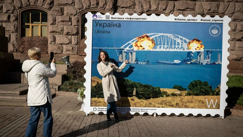 Оригінальне фото марки-фотозони на виставці "Інформспротив"