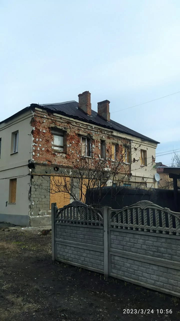 Наслідок удару по багатоквартирному будинку у Балаклії.