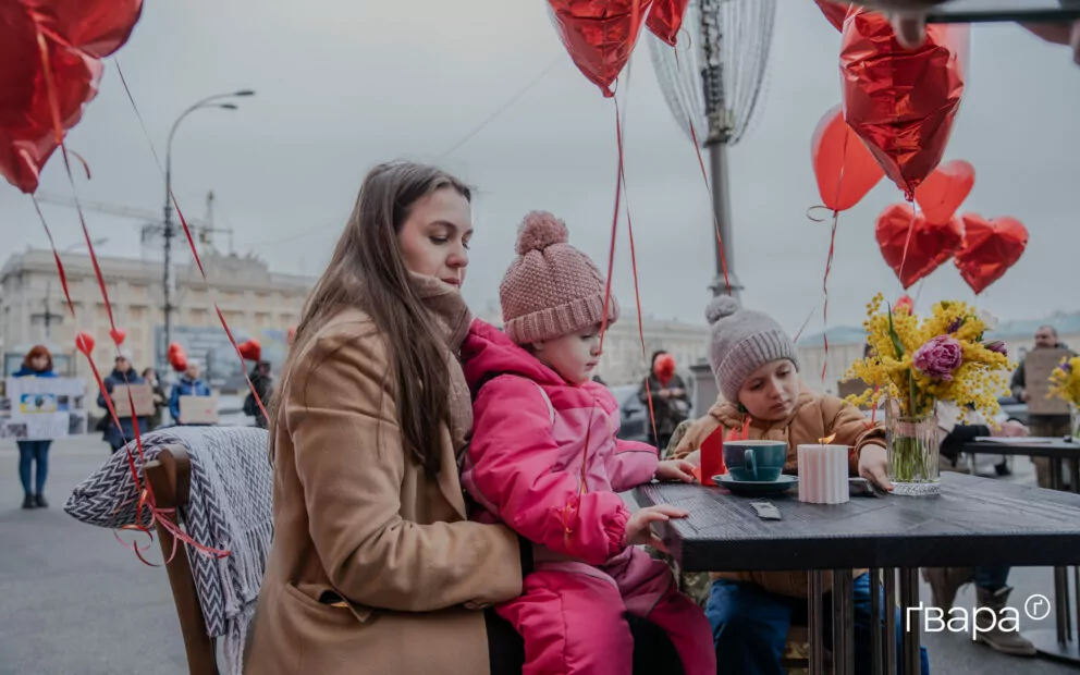 зображення до посту: Акція «Два серця в полоні» на підтримку військовополонених відбулася в центрі Харкова — фото