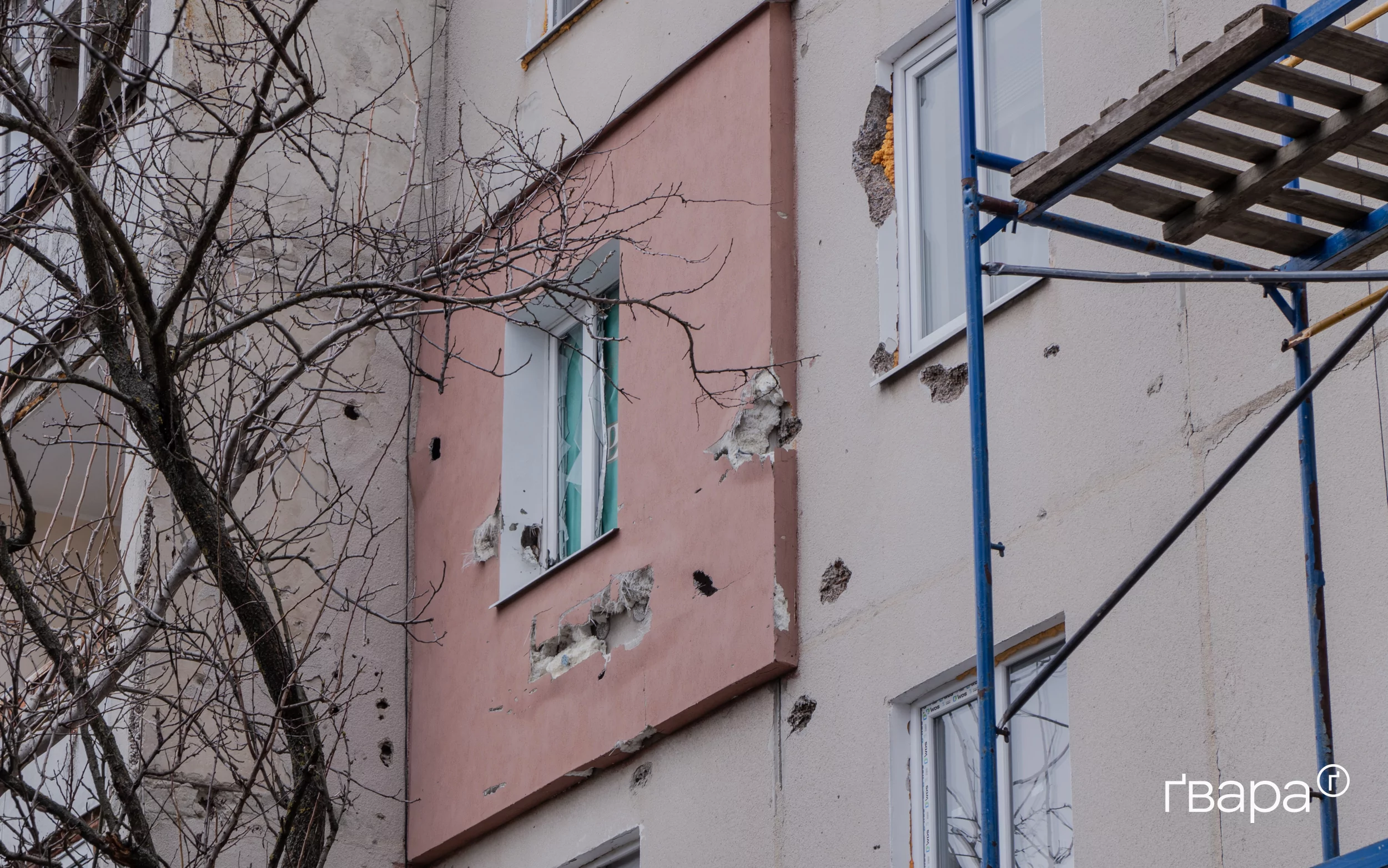 Ураження уламками одного з будинків на вулиці Леоніда Каденюка у місті Балаклія.