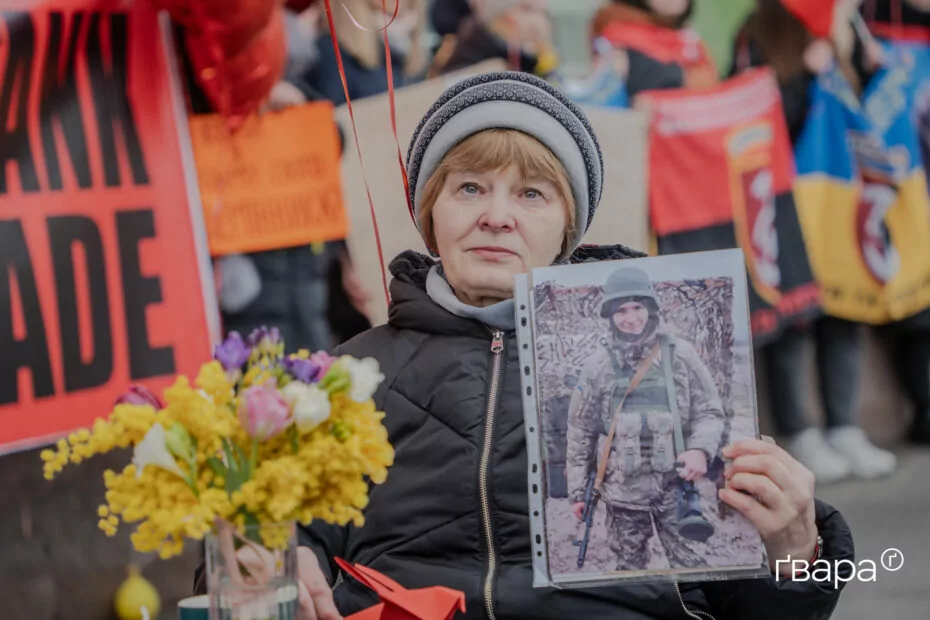 зображення до посту: Акція «Два серця в полоні» на підтримку військовополонених відбулася в центрі Харкова — фото