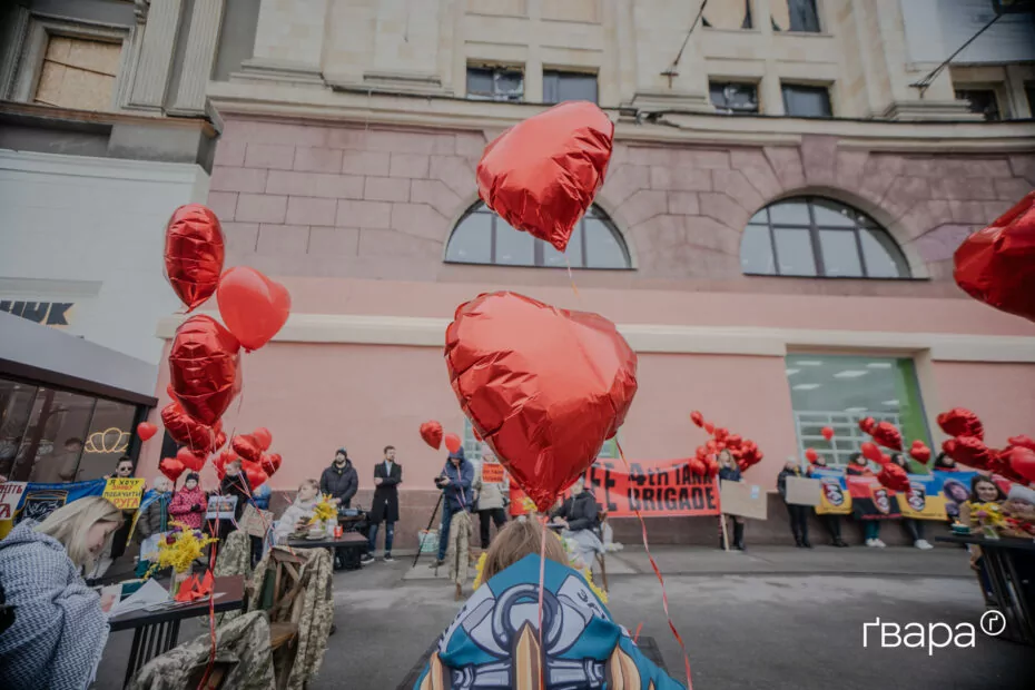 зображення до посту: Акція «Два серця в полоні» на підтримку військовополонених відбулася в центрі Харкова — фото