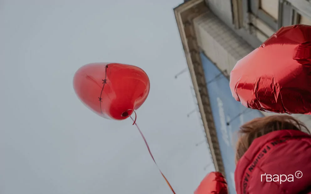 зображення до посту: Акція «Два серця в полоні» на підтримку військовополонених відбулася в центрі Харкова — фото