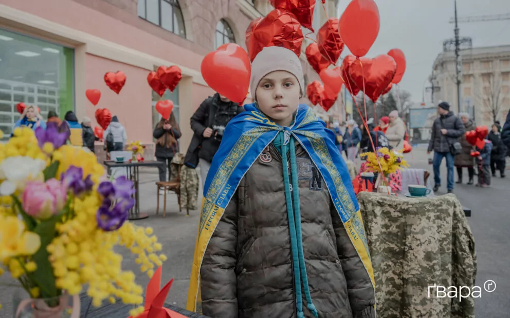 зображення до посту: Акція «Два серця в полоні» на підтримку військовополонених відбулася в центрі Харкова — фото