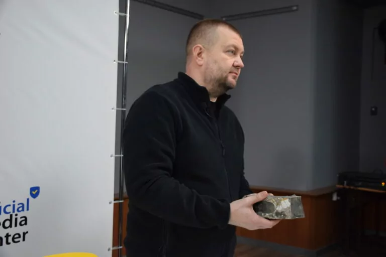 Прокуратура показала уламок північнокорейської ракети, якою обстрілювали Харків  — фото