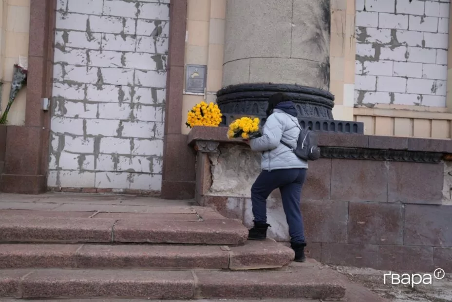 зображення до посту: Друга річниця удару Росії по будівлі ОДА в Харкові: у місті вшанували пам’ять загиблих