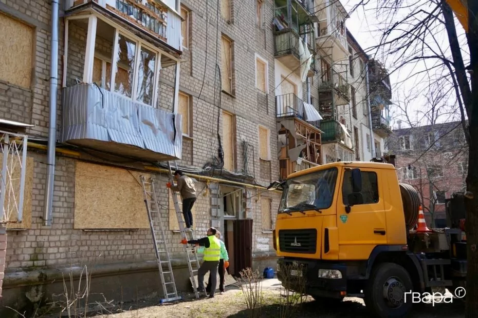 зображення до посту: У Харкові ліквідують наслідки ударів по житлових будинках — фото