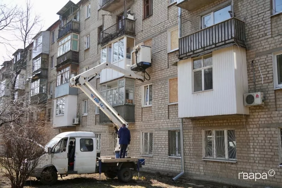 зображення до посту: У Харкові ліквідують наслідки ударів по житлових будинках — фото