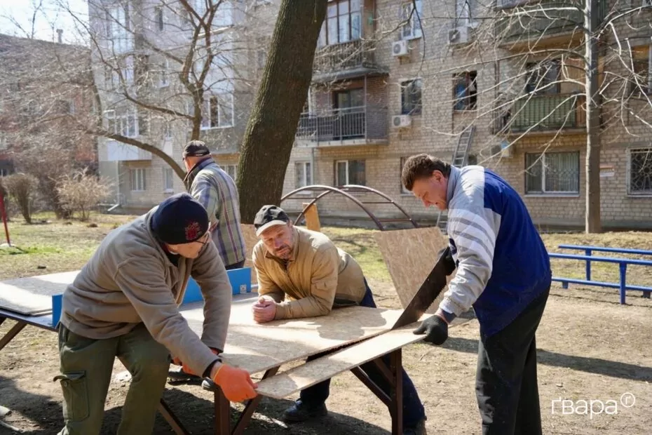 зображення до посту: У Харкові ліквідують наслідки ударів по житлових будинках — фото