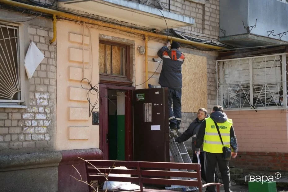зображення до посту: У Харкові ліквідують наслідки ударів по житлових будинках — фото