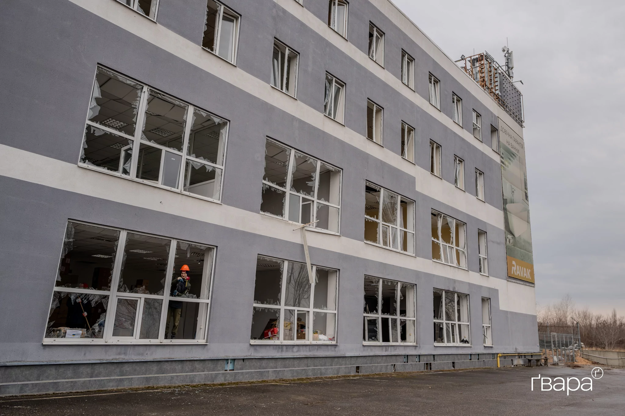 зображення до посту: У Харкові ліквідовують наслідки атаки безпілотників по Слобідському району – фото