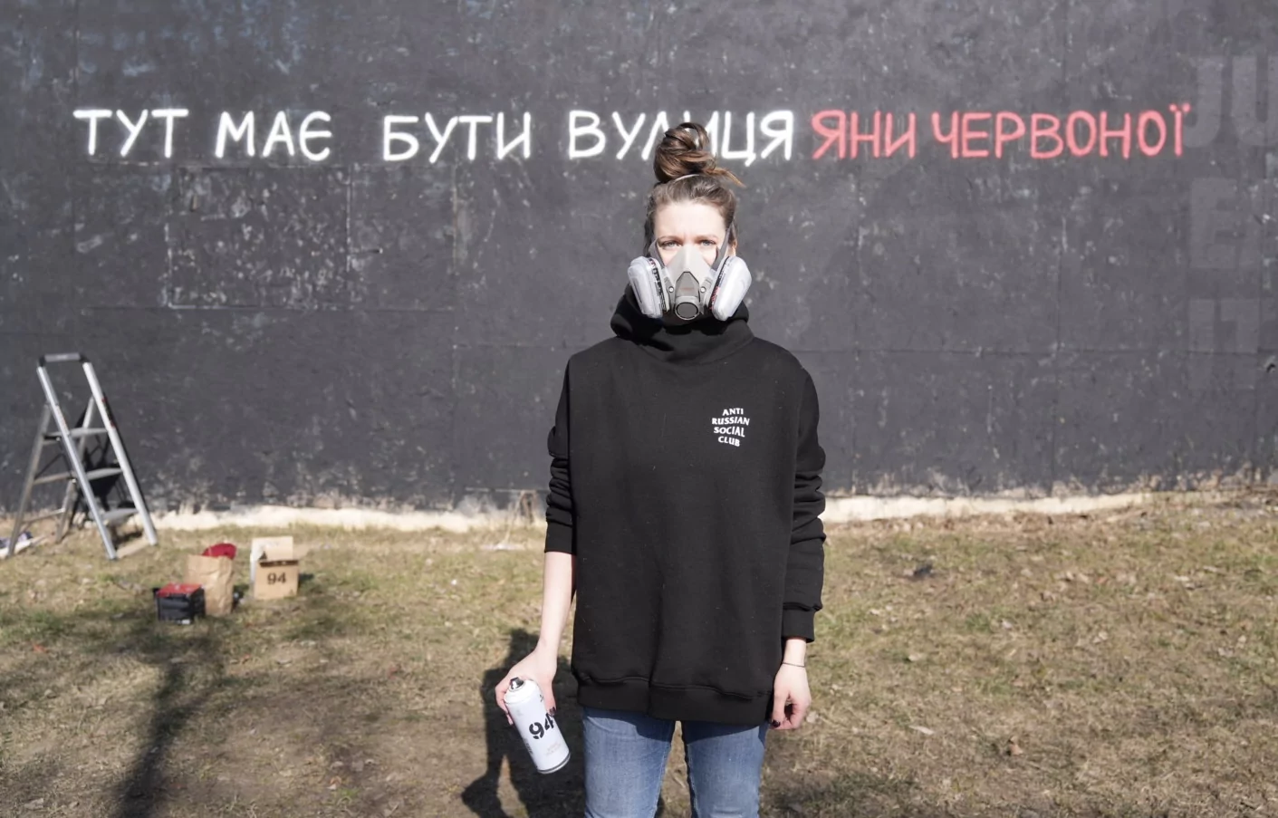 Художниця Ірина Водолаз робить мурал присвячений Яні Червоній / Фото: Іван Самойлов для Ґвара Медіа