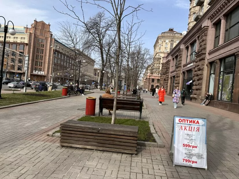 зображення до посту: Фейк. Реклама «Білого Наливу» на Хрещатику: «Ви не можете вибрати президента, але можете вибрати пиво!»