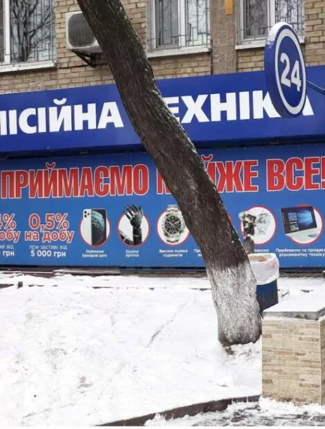 зображення до посту: АТБ підготувало продуктові набори для кожного українця, а Володимир Зеленський рекламує російський кінотеатр. Фейкотня 26.02 – 03.03
