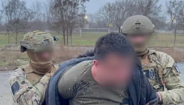 Блогера з Дніпра, який плюнув у поліцейського в Харкові, засудили на два роки