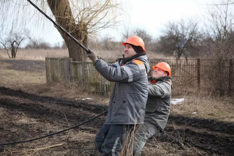Близько 11 тисяч абонентів на Харківщині залишилися без світла через обстріли