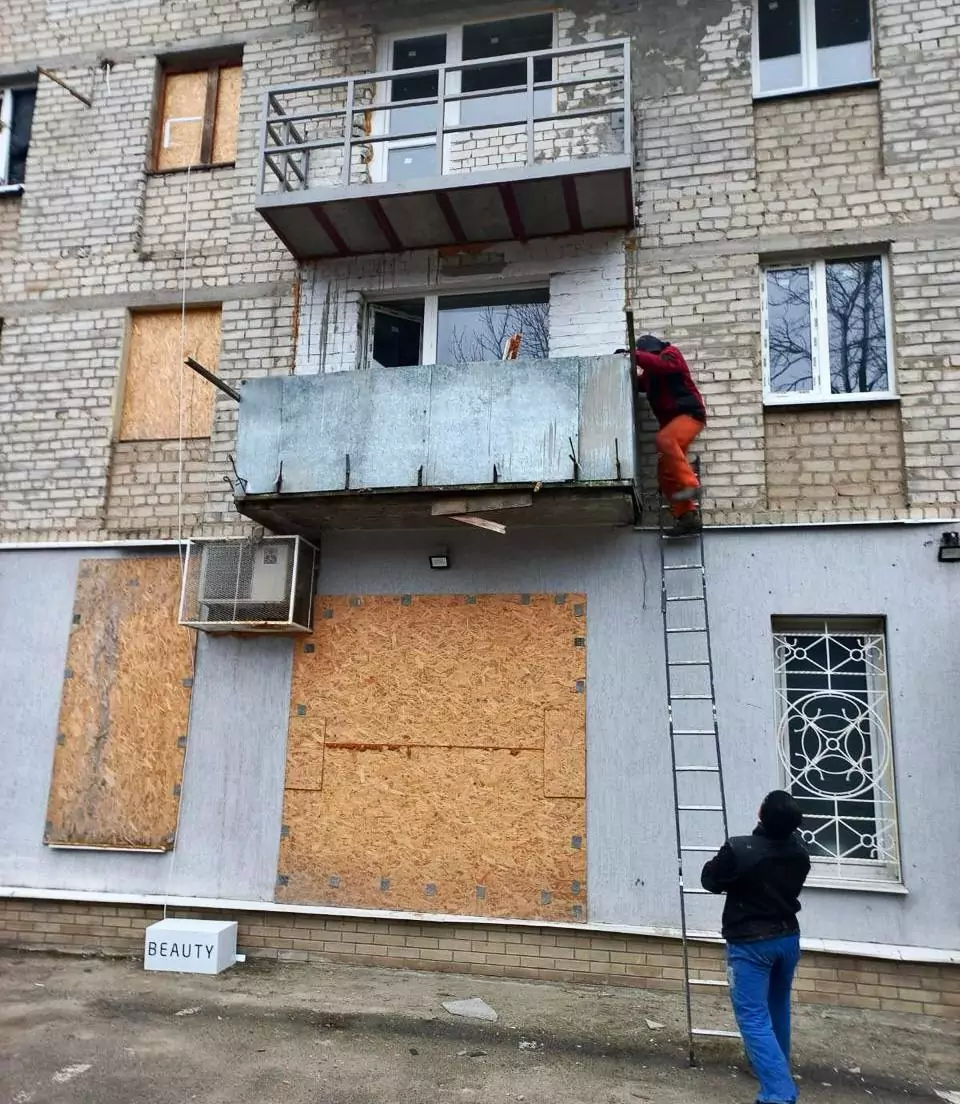 Фахівці перевіряють будинки на наявність пошкоджень після удару по Харкову 14 березня
