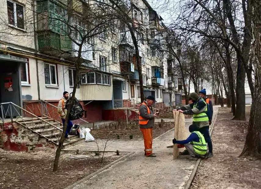 Комунальники готують OSB-плити, щоб закрити контури вікон постраждалих будинків
