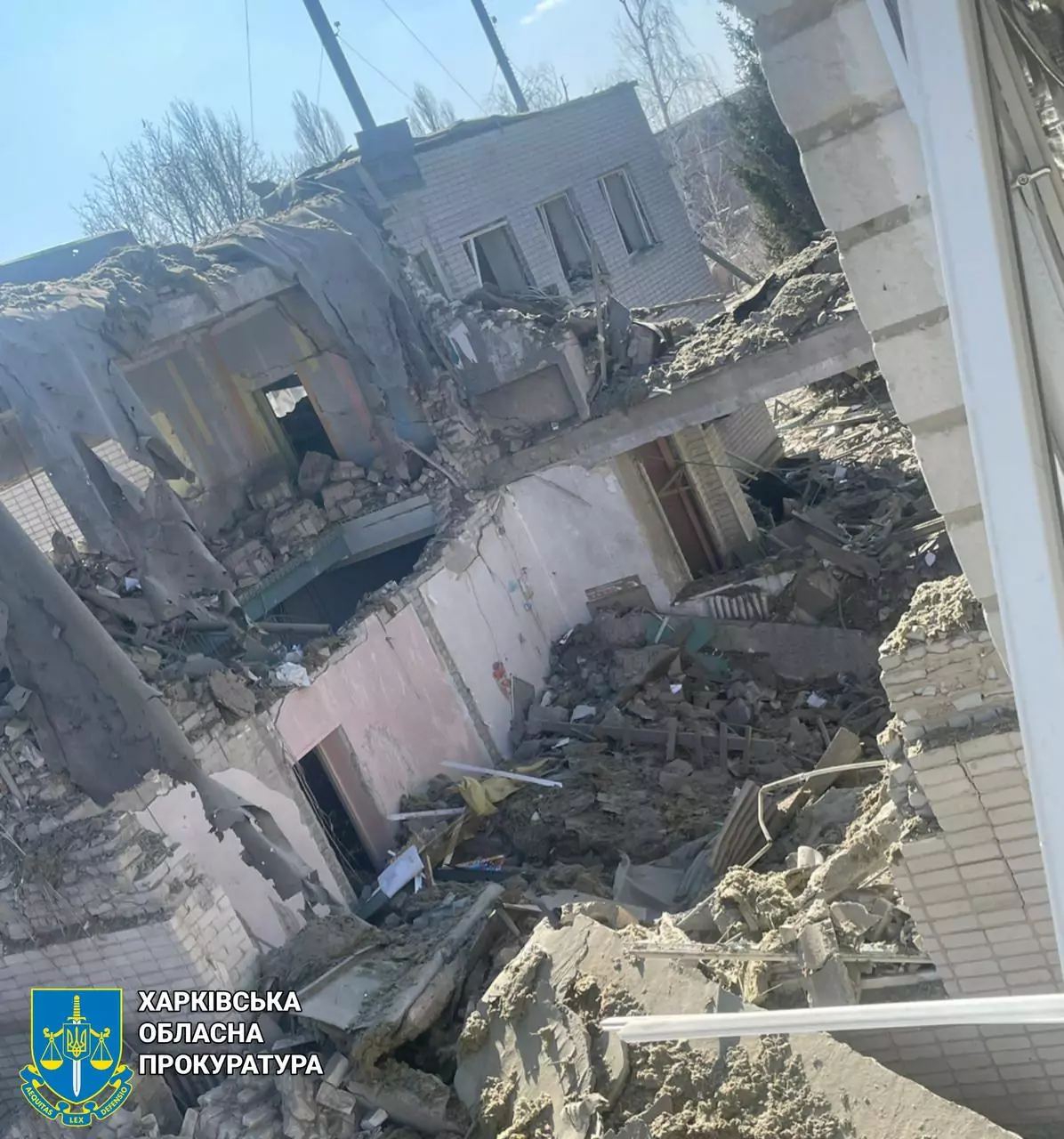 Наслідки влучання російської ракети на одному з об'єктів у селищі Борова Харківської області.