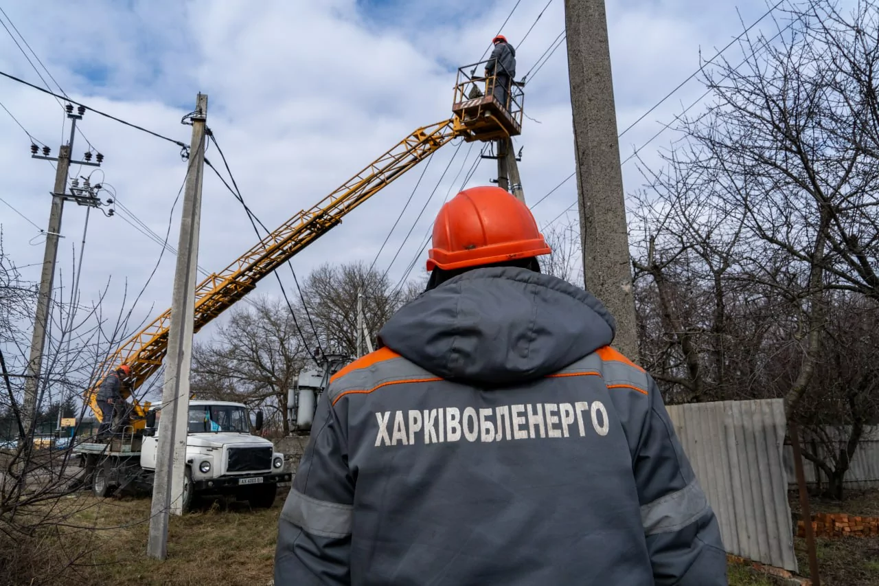Фахівець "Харківобленерго" на одному з об'єктів Харківщини під час відновлення.