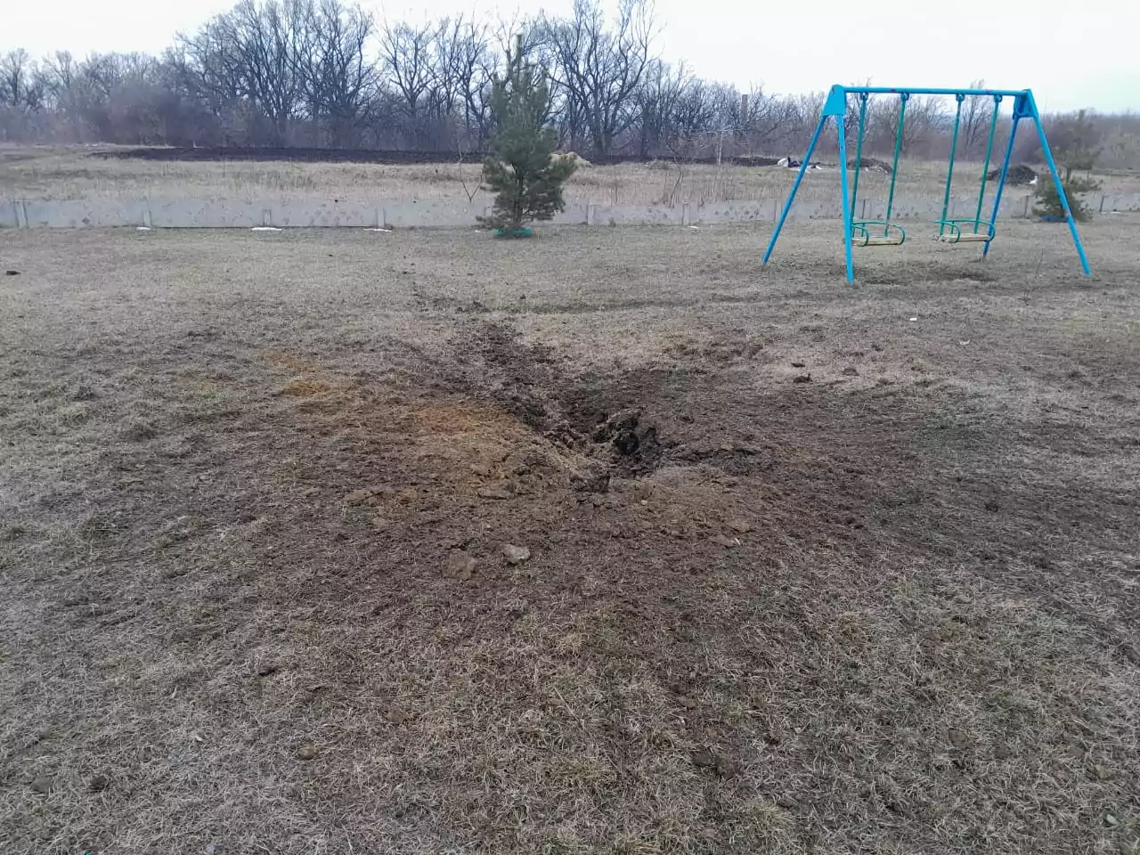 Місце влучання міни в футбольне поле в Івашках