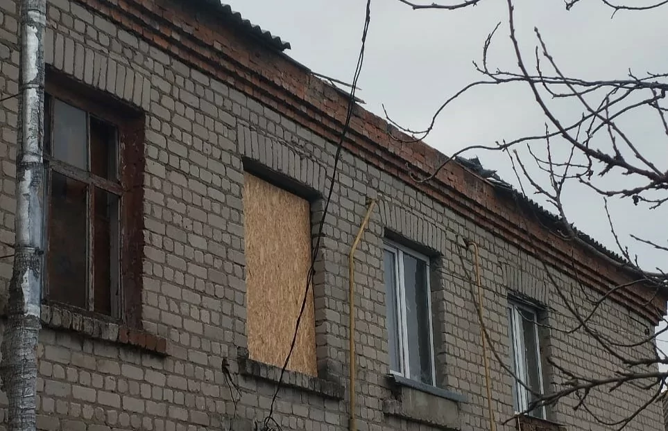 Місце влучання міни військ РФ у селі Івашки Золочівської громади