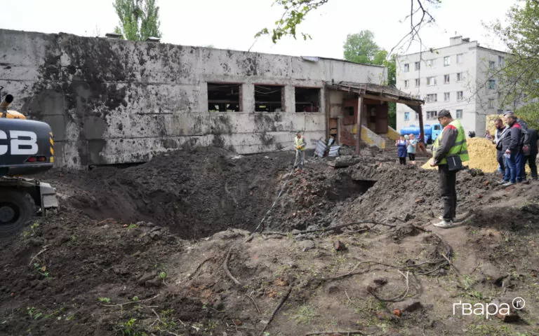 Рятувальники усувають наслідки удару по психіатричній лікарні Харкова — фото