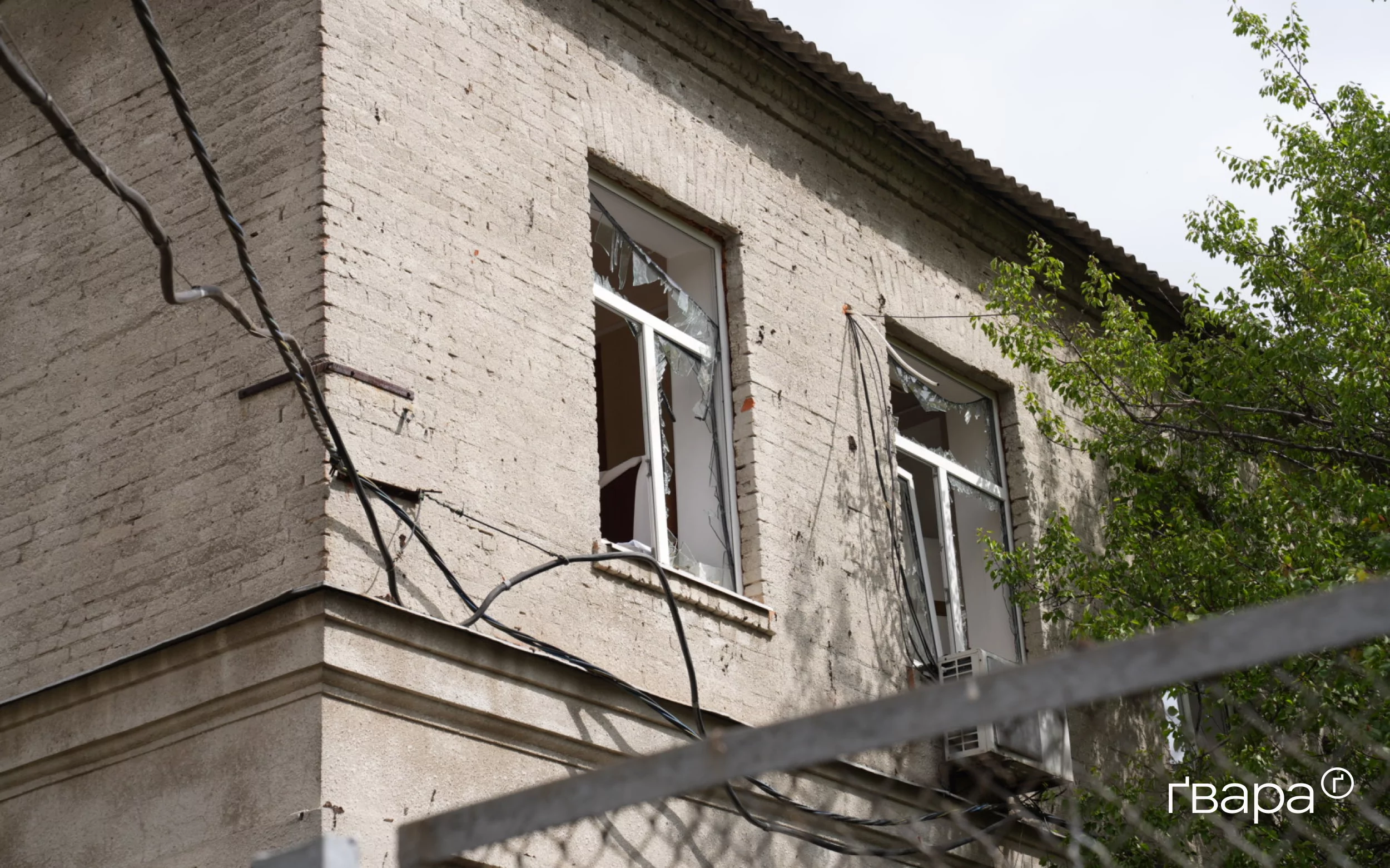 зображення до посту: Рятувальники усувають наслідки удару по психіатричній лікарні Харкова — фото